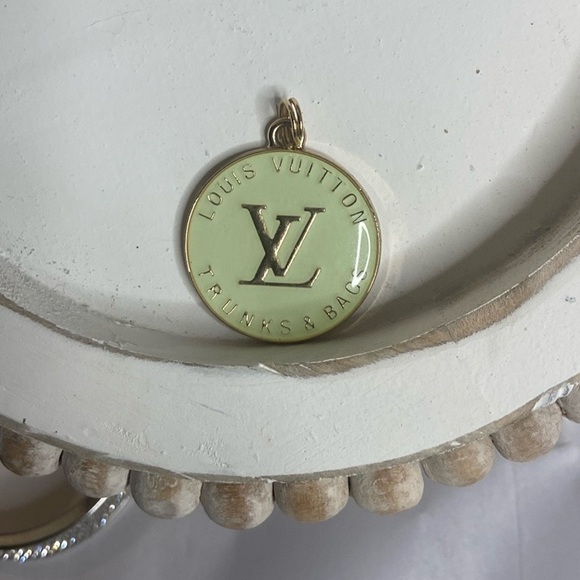 Women’s Luxury Charm - Picture 2 of 4